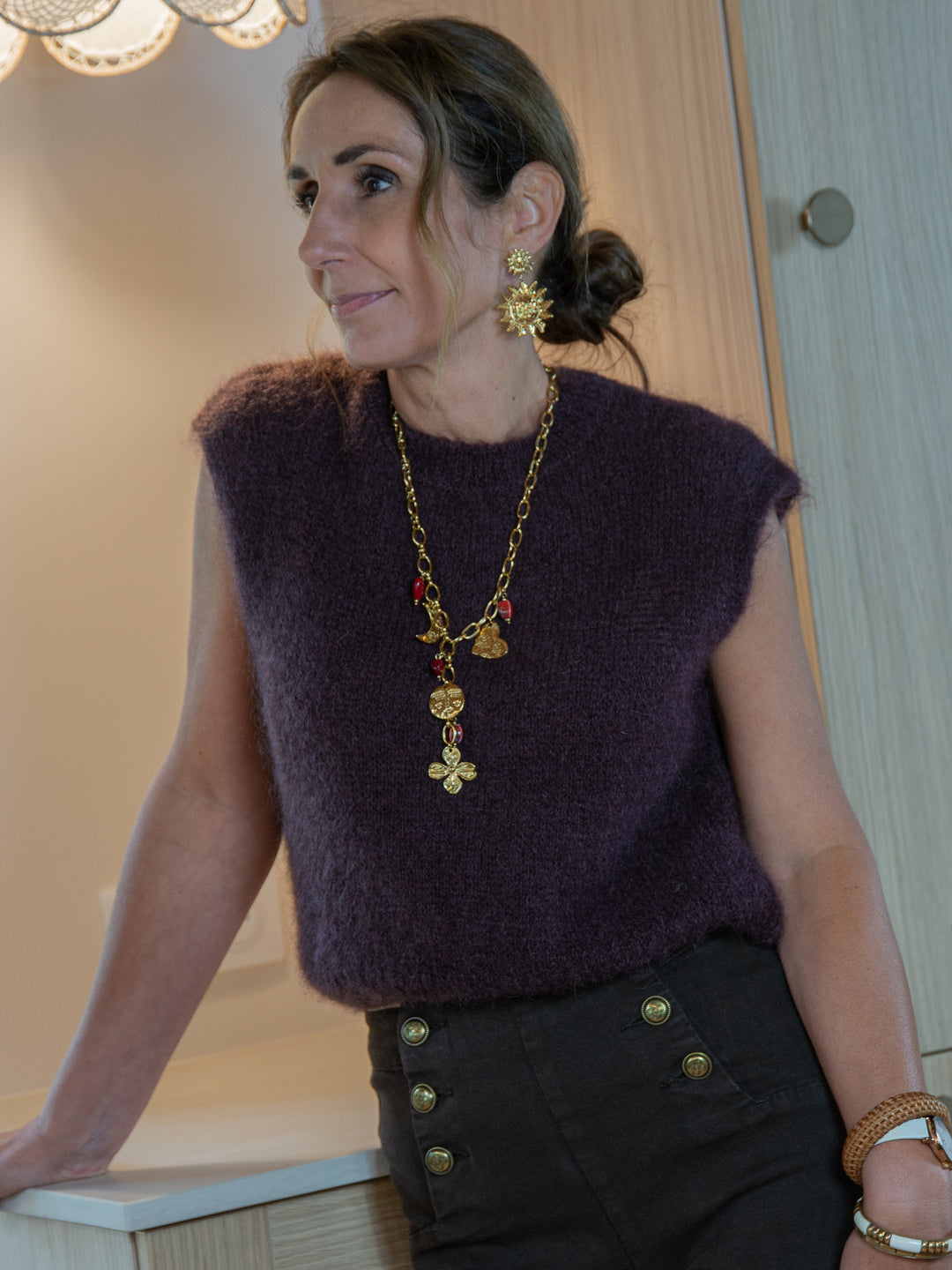 Look féminin avec pull sans manche chocolat élégant – De La Mode