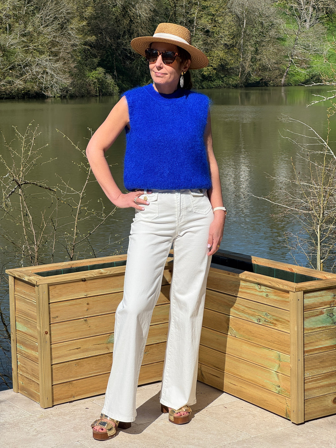 Pull sans manches bleu royal col rond pour un look chic et contemporain idéal mi-saison