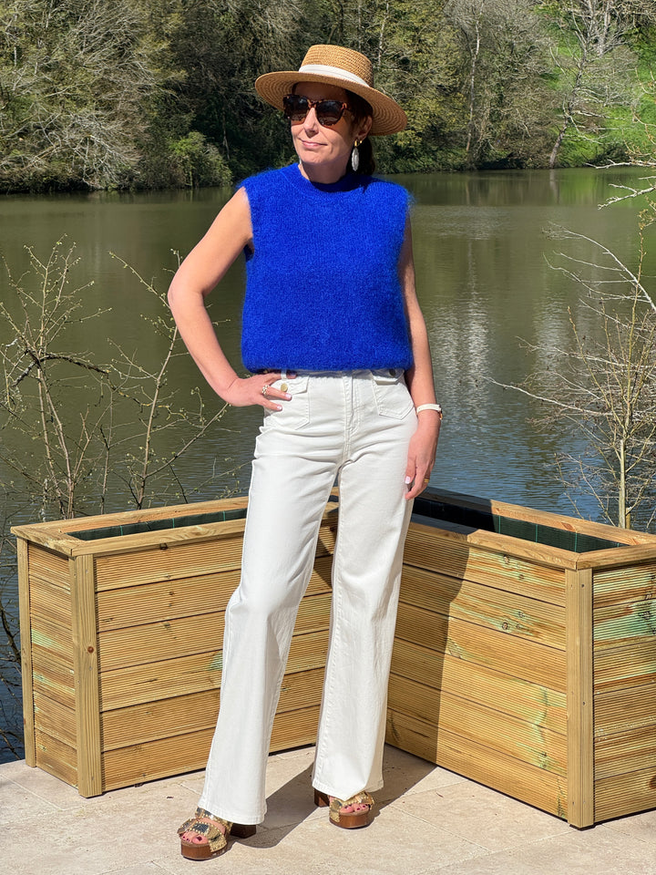 Pull sans manches bleu royal col rond pour un look chic et contemporain idéal mi-saison