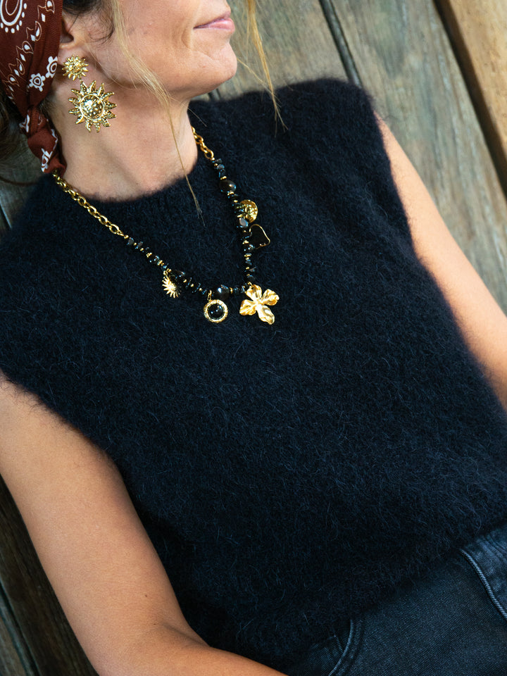 Pull sans manches noir femme détail col avec collier doré De La Mode