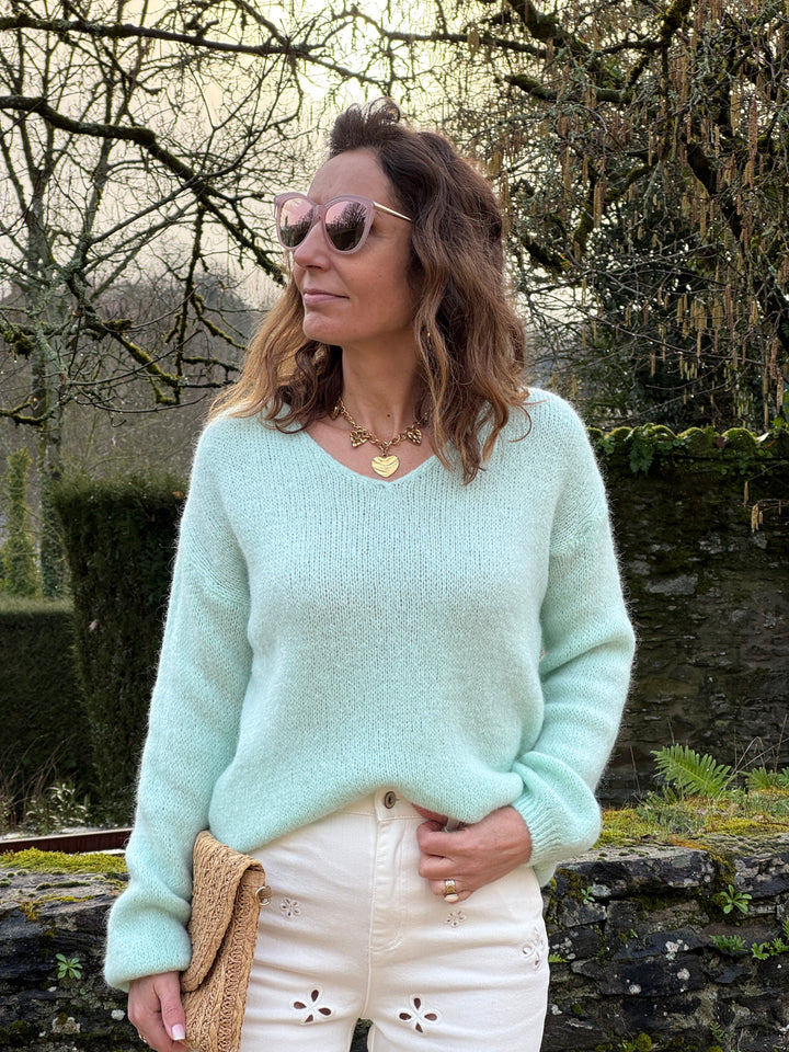 Pull vert femme col V en maille douce avec manches longues et bas resserrés, pull confortable et lumineux idéal pour la mi-saison