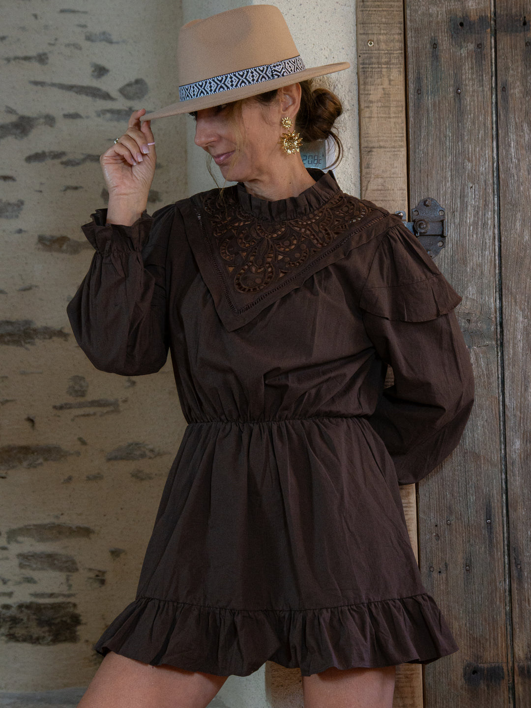 Détail du col brodé de la robe chocolat pour femme tendance élégante