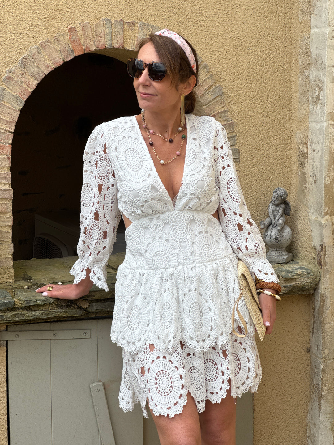 Robe courte blanche en broderie anglaise ajourée avec manches 3/4 col V et coupe empire cintrée à la taille idéale pour le quotidien ou un événement