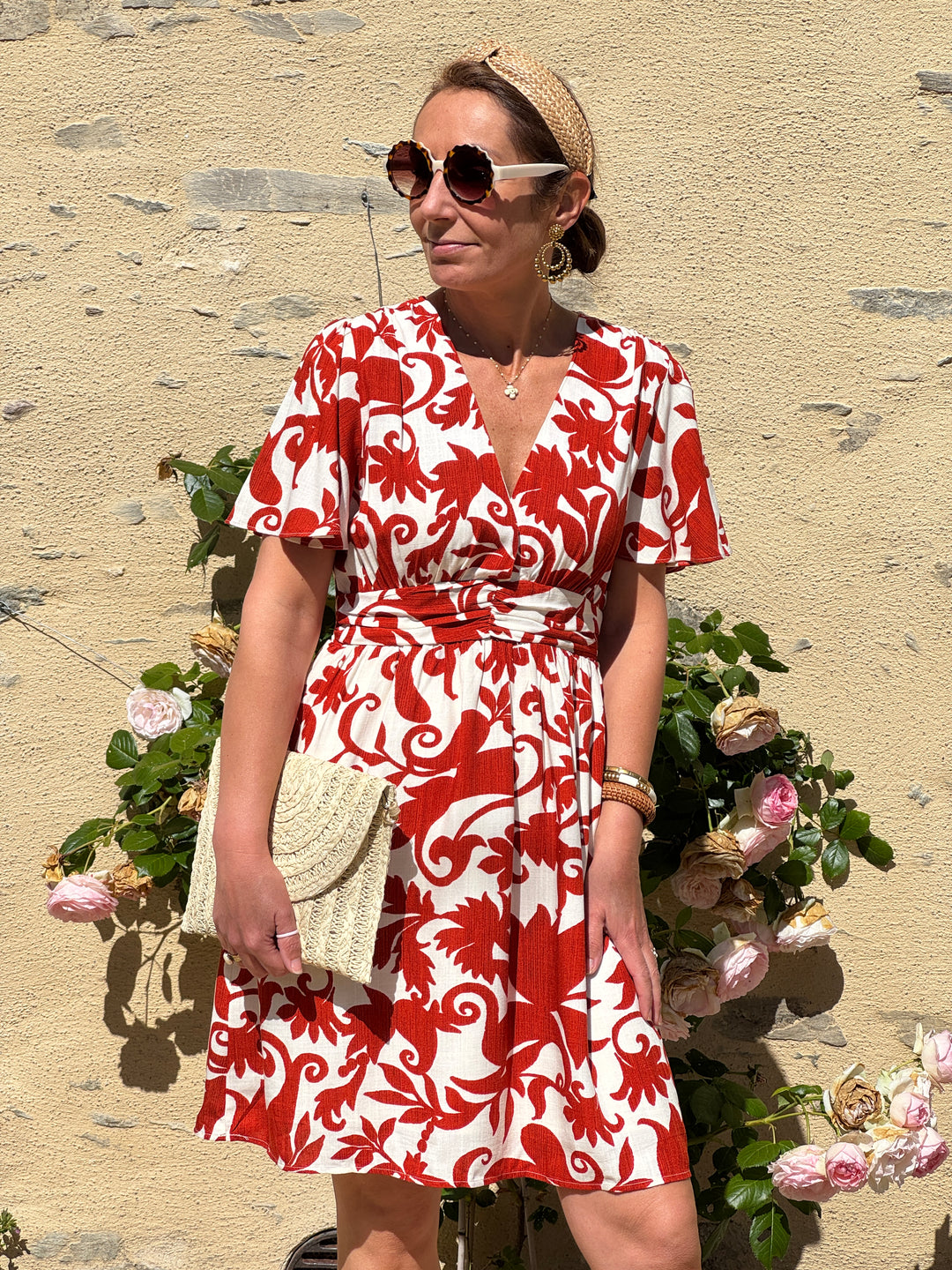 Robe courte à imprimé floral terracotta sur fond beige avec coupe empire, col V et manches courtes, légère et confortable, parfaite pour un look d’été.