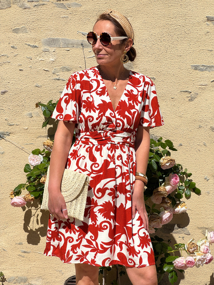 Robe courte à imprimé floral terracotta sur fond beige avec coupe empire, col V et manches courtes, légère et confortable, parfaite pour un look d’été.
