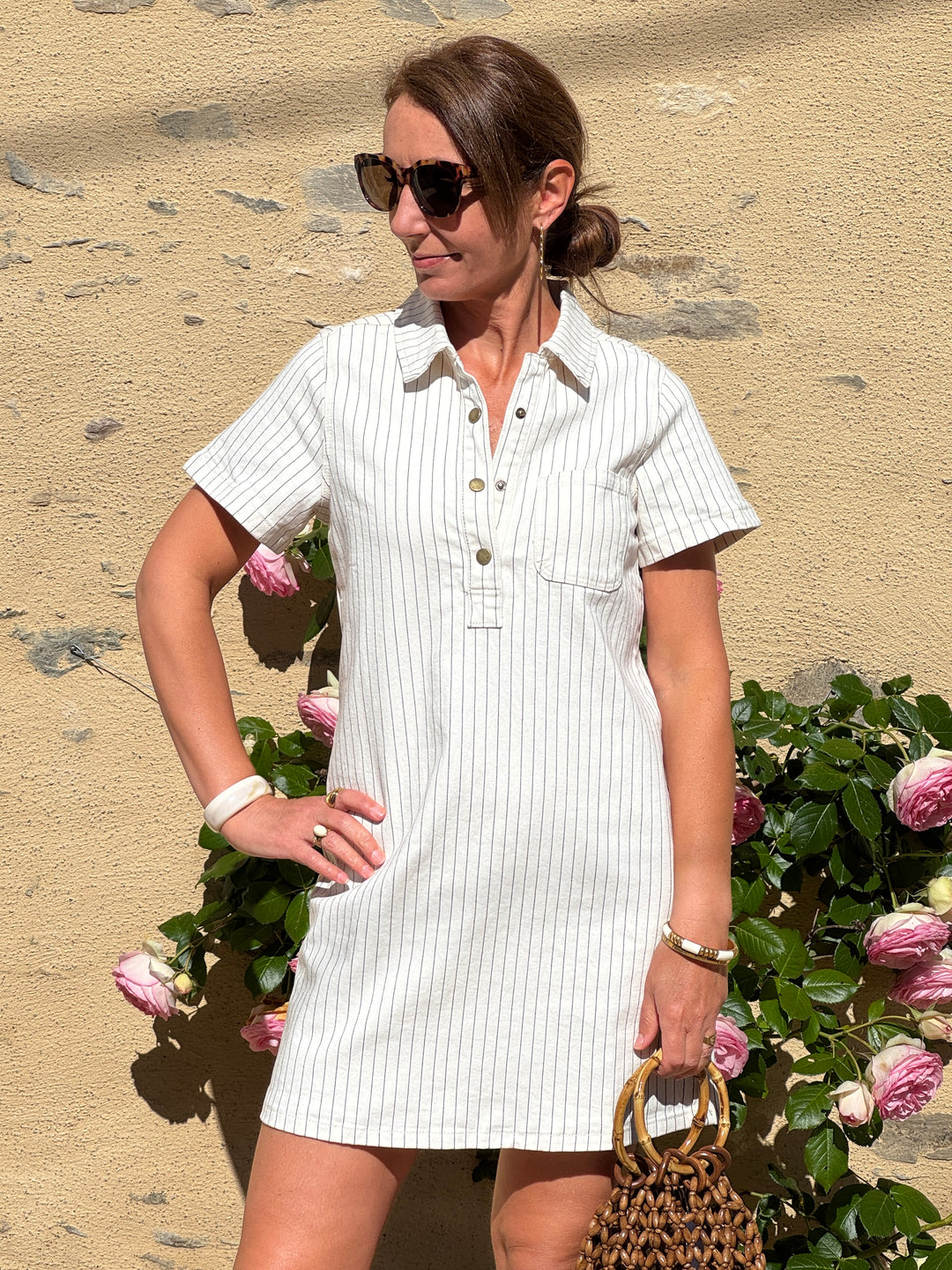 Robe en jean Oraije naturelle à rayures tennis noires avec col chemise, manches courtes et coupe trapèze courte, idéale pour l’été