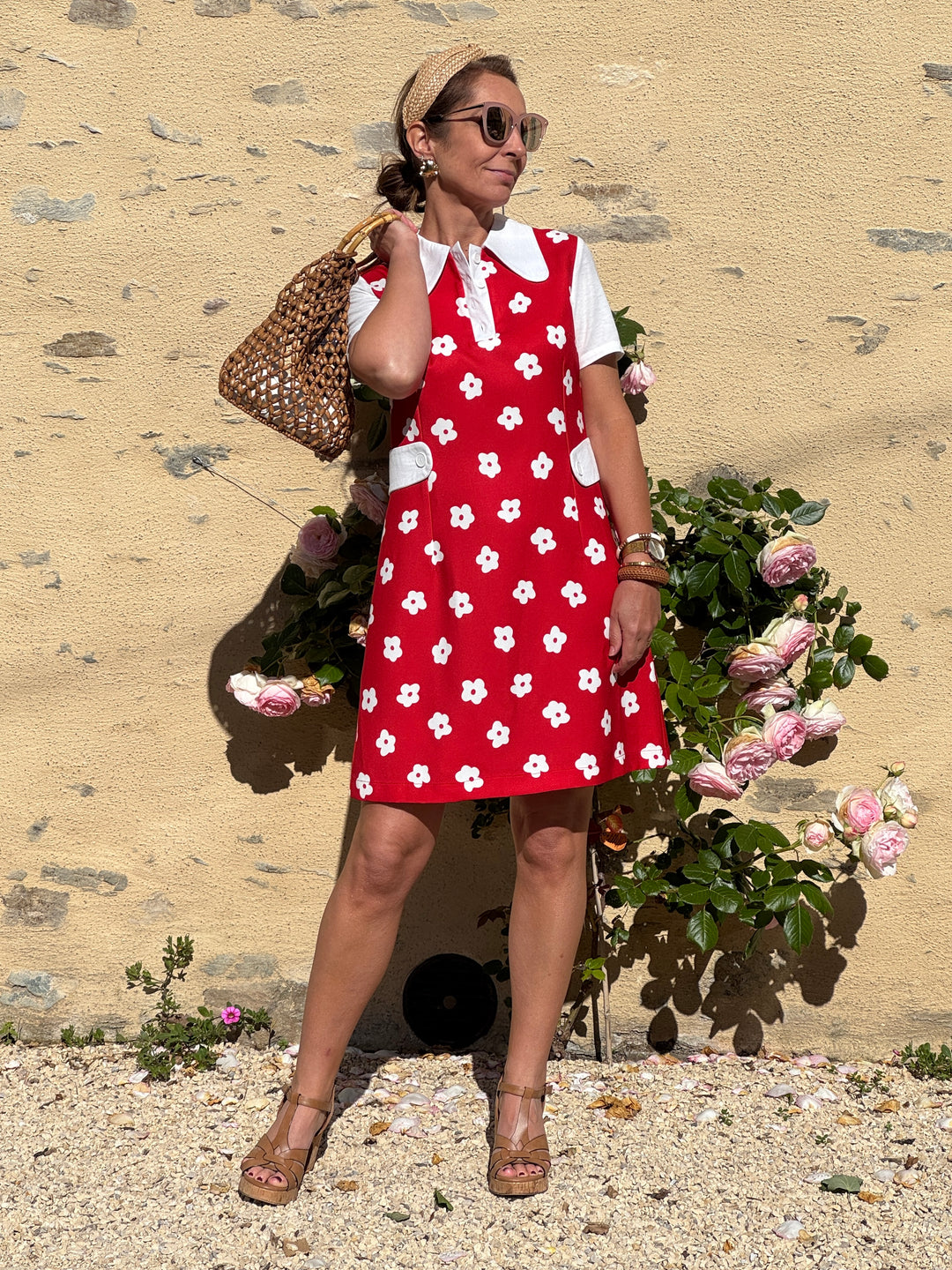 Robe Kate Hippocampe rouge à imprimé fleurs blanches, coupe courte avec col chemise blanc et style rétro élégant, parfaite pour une tenue estivale féminine, légère et originale.