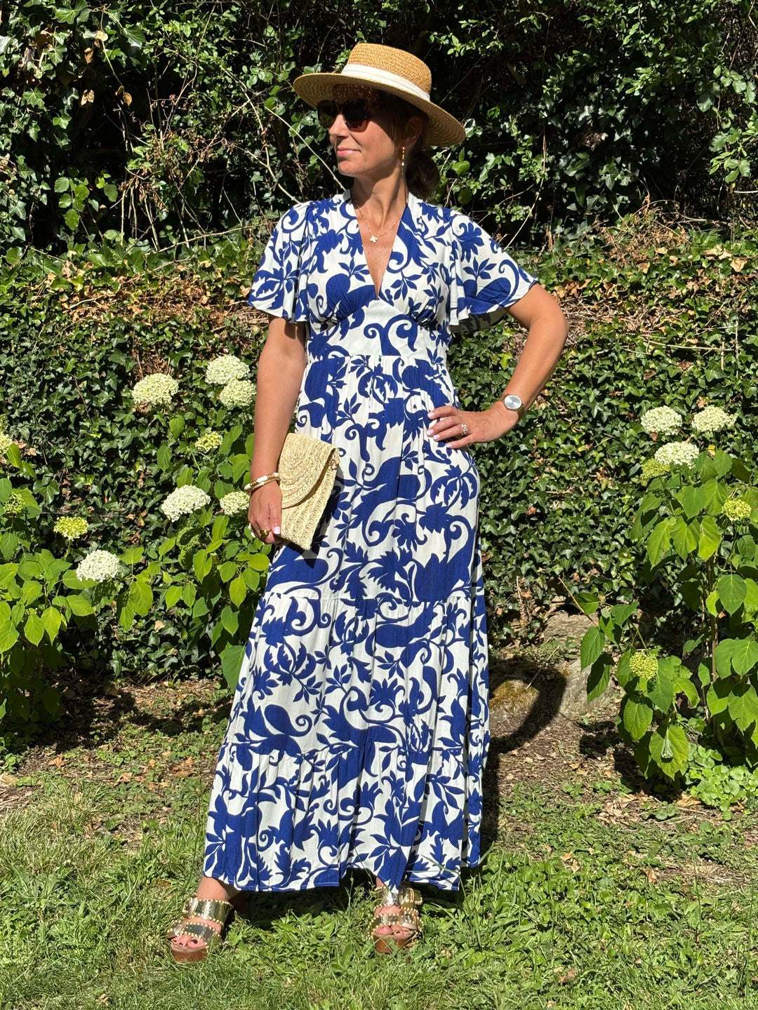 Robe longue à imprimé bleu roi sur fond écru, coupe empire, manches courtes et col V. Une robe fluide et légère idéale pour l’été.