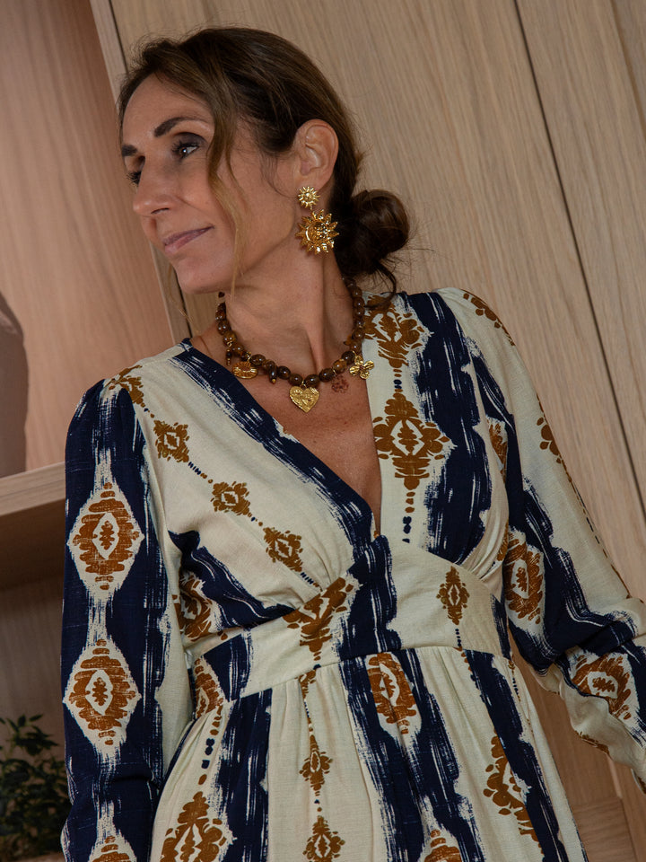 femme portant une robe longue bohème imprimé ethnique bleu marine et marron, collection automne De La Mode