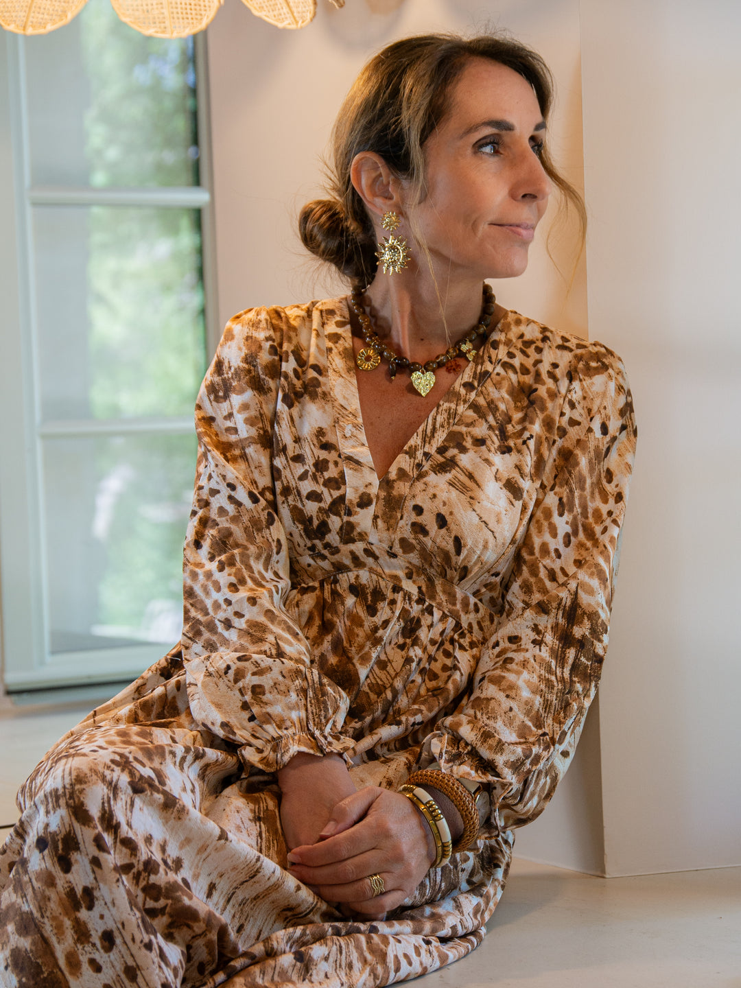 robe longue bohème chic marron et blanc à manches longues, tenue automne élégante