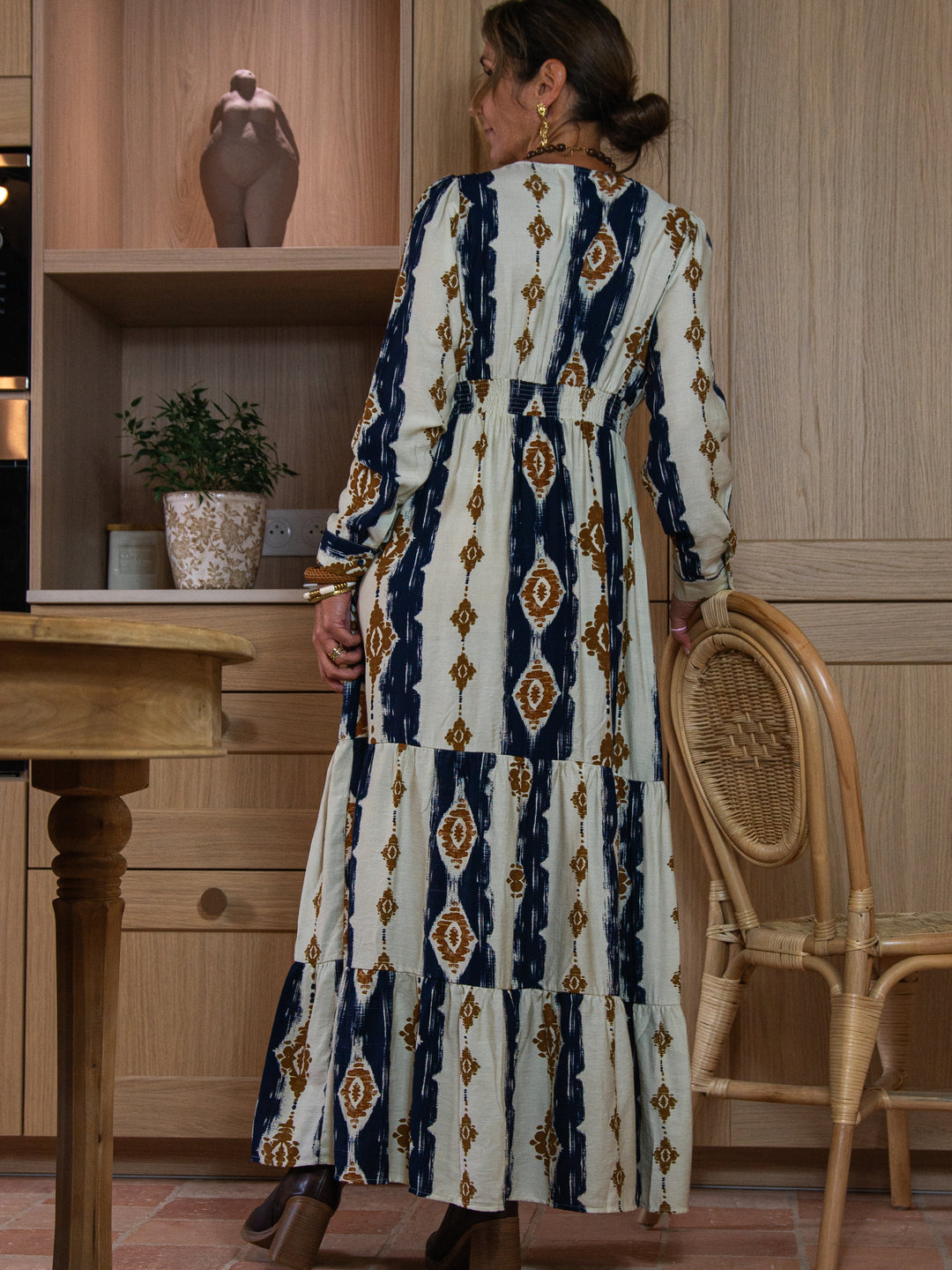 vue de dos d’une robe longue bohème imprimée ethnique bleu et marron, style automne chic