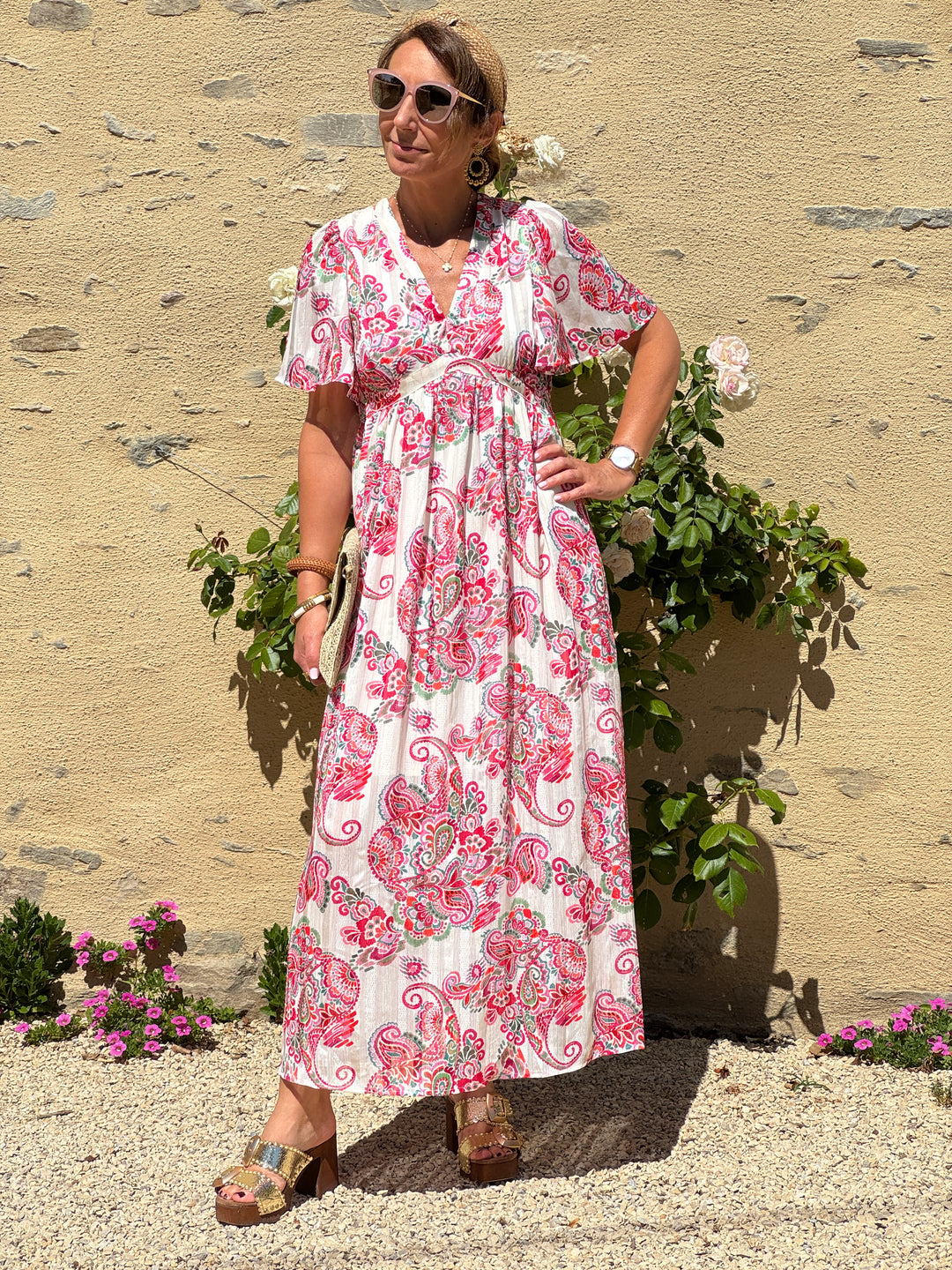 Robe longue In April 1986 à imprimé floral rose, rouge, vert et orange sur fond blanc, coupe empire et col V.