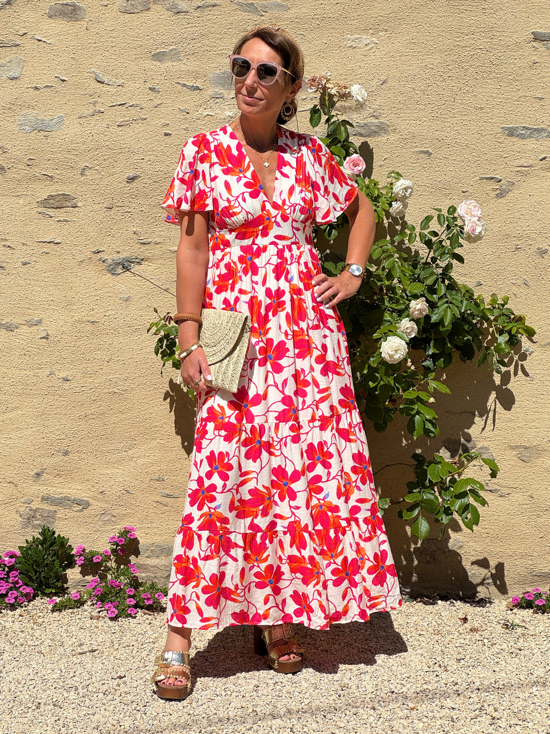 Robe longue In April 1986 à imprimé floral rouge, rose, orange et bleu sur fond crème, coupe empire, col V et manches courtes, idéal pour l'été. 