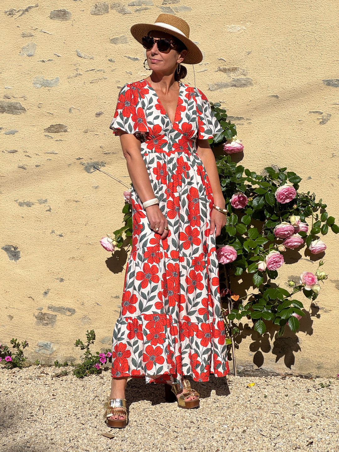 Robe longue beige à imprimé floral orange et vert avec col V devant et dos, manches courtes et coupe empire fluide, idéale pour l’été