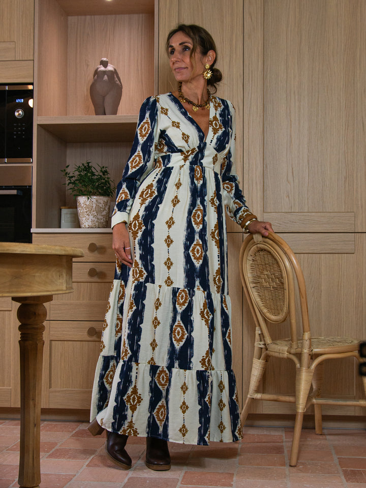 robe longue imprimée bleu marine et marron portée avec bottines, style bohème chic automne