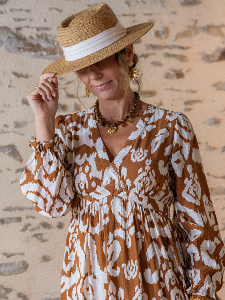 femme portant une robe longue imprimée marron et blanc style bohème chic, collection automne De La Mode