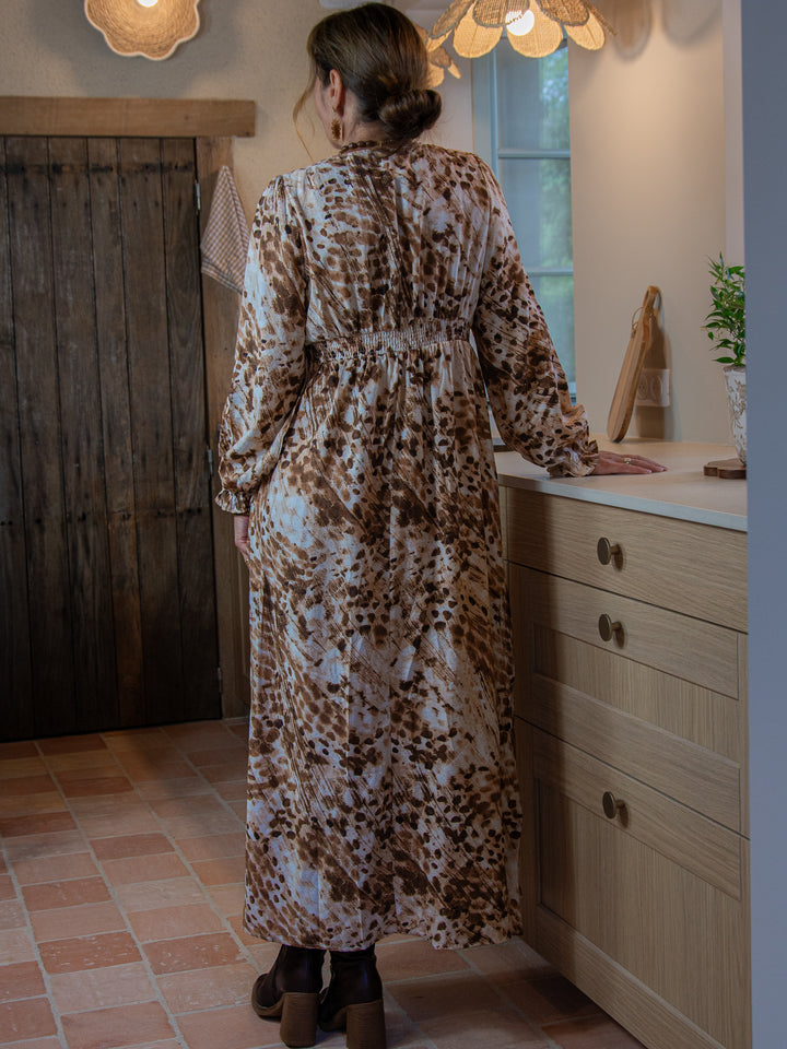 vue de dos d’une robe longue imprimée marron et blanc style bohème chic automne