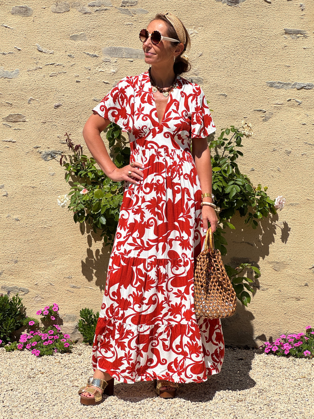 Robe longue ELOISE In April 1986 femme fond écru avec imprimé floral terracotta, manches courtes et décolleté en V.