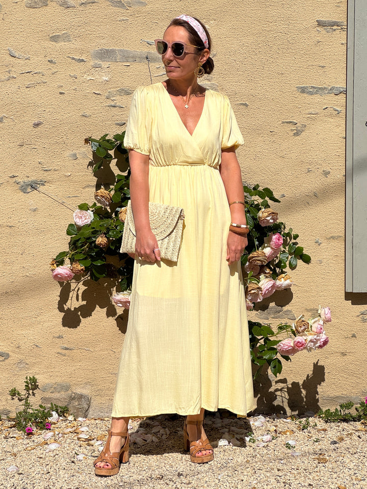 Robe longue jaune fluide et légère avec col V, manches courtes élastiquées, dos ouvert avec nœud et coupe ample confortable, parfaite pour un look d’été.