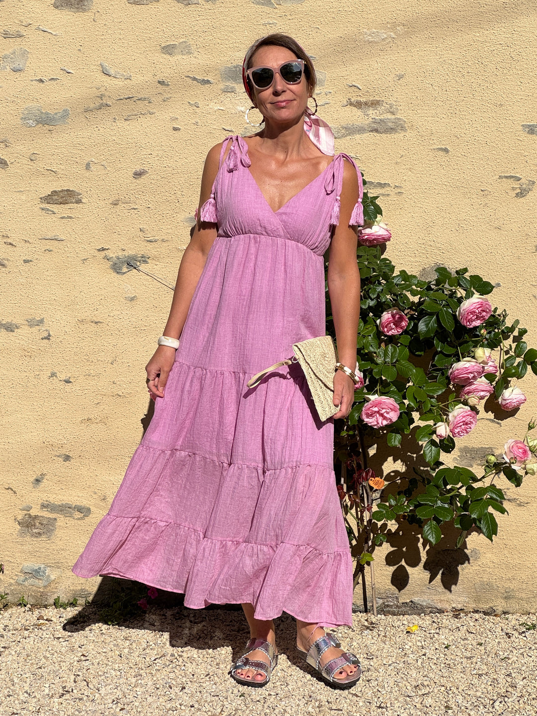Robe longue lilas, fluide et légère, avec fines bretelles réglables, coupe empire et élastique dans le dos, parfaite pour l’été.