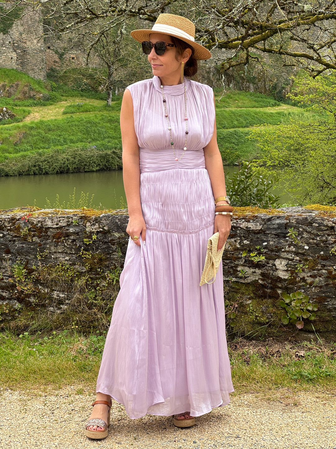 Robe longue lilas plissée effet satiné coupe empire avec manches américaines idéale pour une soirée élégante