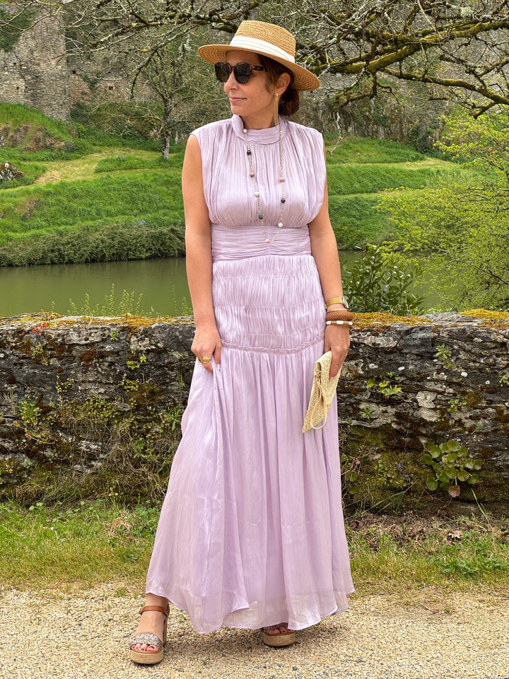 Robe longue lilas plissée effet satiné coupe empire avec manches américaines idéale pour une soirée élégante