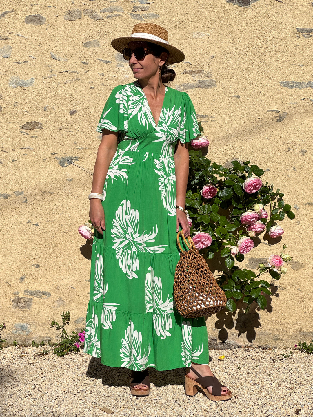 Robe longue verte à imprimé floral exotique beige avec col V devant et dans le dos, manches courtes et coupe empire fluide, idéale pour l’été