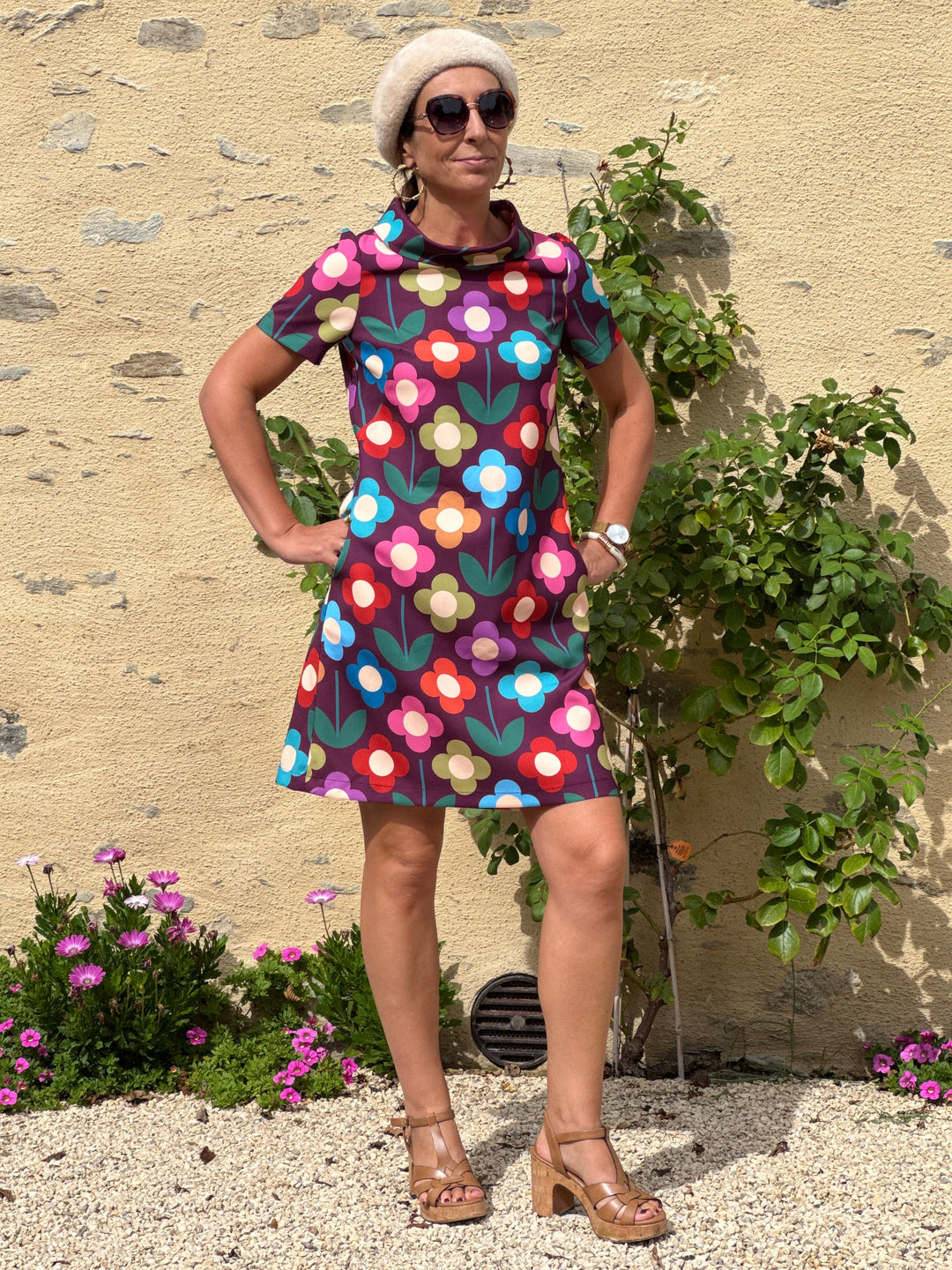 Robe multicolore SEVENTIES N°189 Hippocampe femme à fleurs rétro colorées sur fond bordeaux, col bénitier et manches courtes.