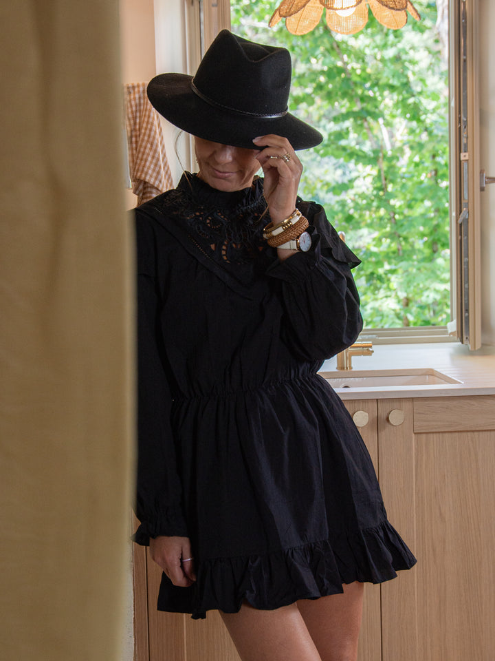 Robe noire brodée ajourée manches longues – style féminin raffiné