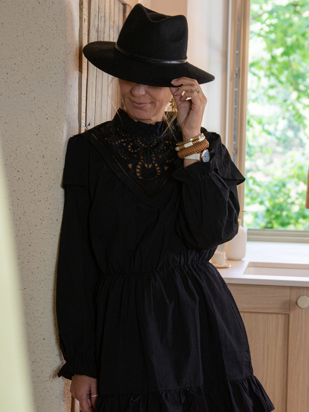 Robe noire brodée avec col haut et détails ajourés – mode féminine chic