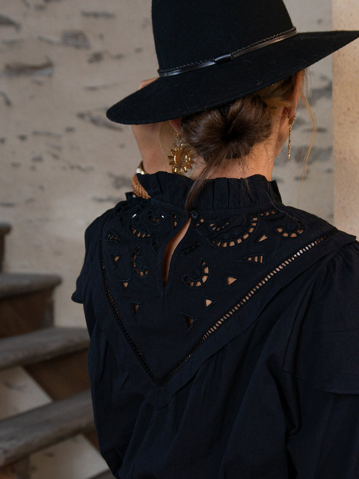 Robe noire brodée femme vue de dos élégante – boutique De La Mode