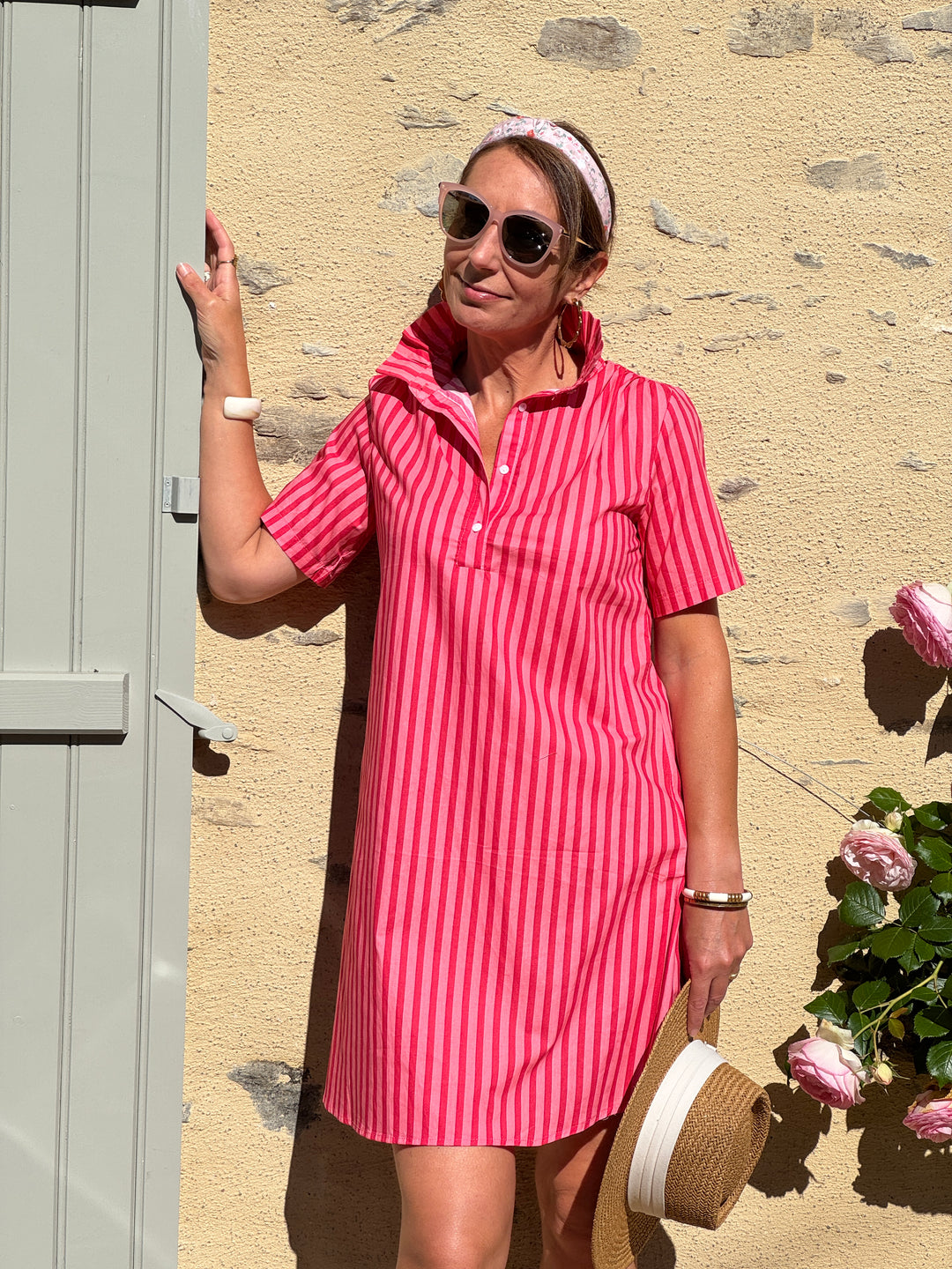 Robe courte à rayures tennis rouges sur fond rose avec col froufrou et manches courtes, légère et idéale pour l’été