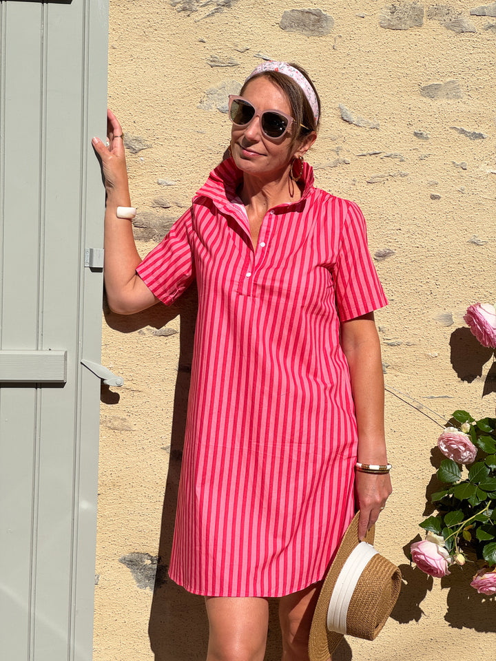 Robe courte à rayures tennis rouges sur fond rose avec col froufrou et manches courtes, légère et idéale pour l’été