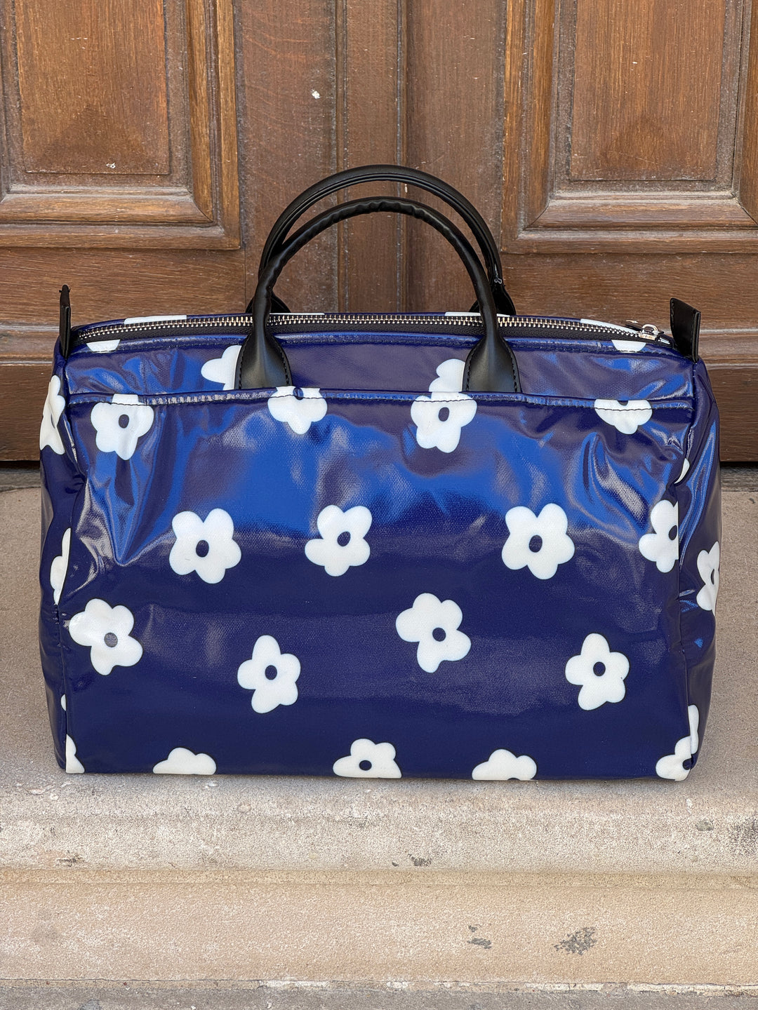 Sac bowling n°180 Hippocampe bleu marine à imprimé fleurs blanches, sac à main léger au style rétro et graphique.