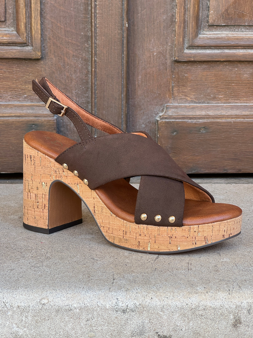 Sandale compensée marron à brides croisées avec talon effet liège, style estival naturel idéal pour le printemps et l’été