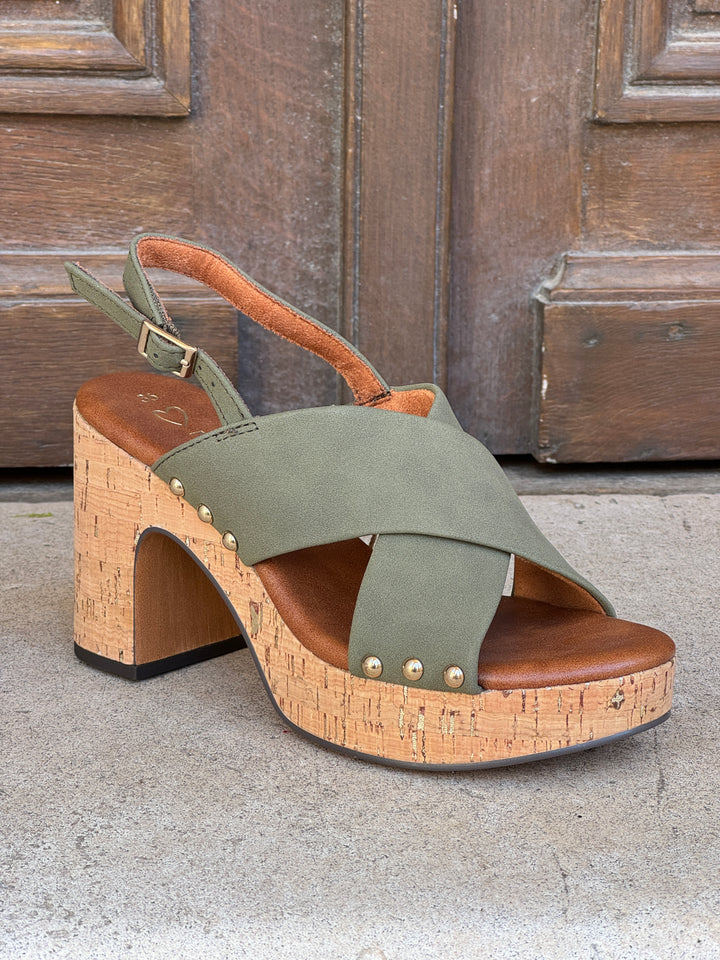 Sandale compensée olive à brides croisées avec talon effet liège, style estival naturel idéal pour le printemps et l’été