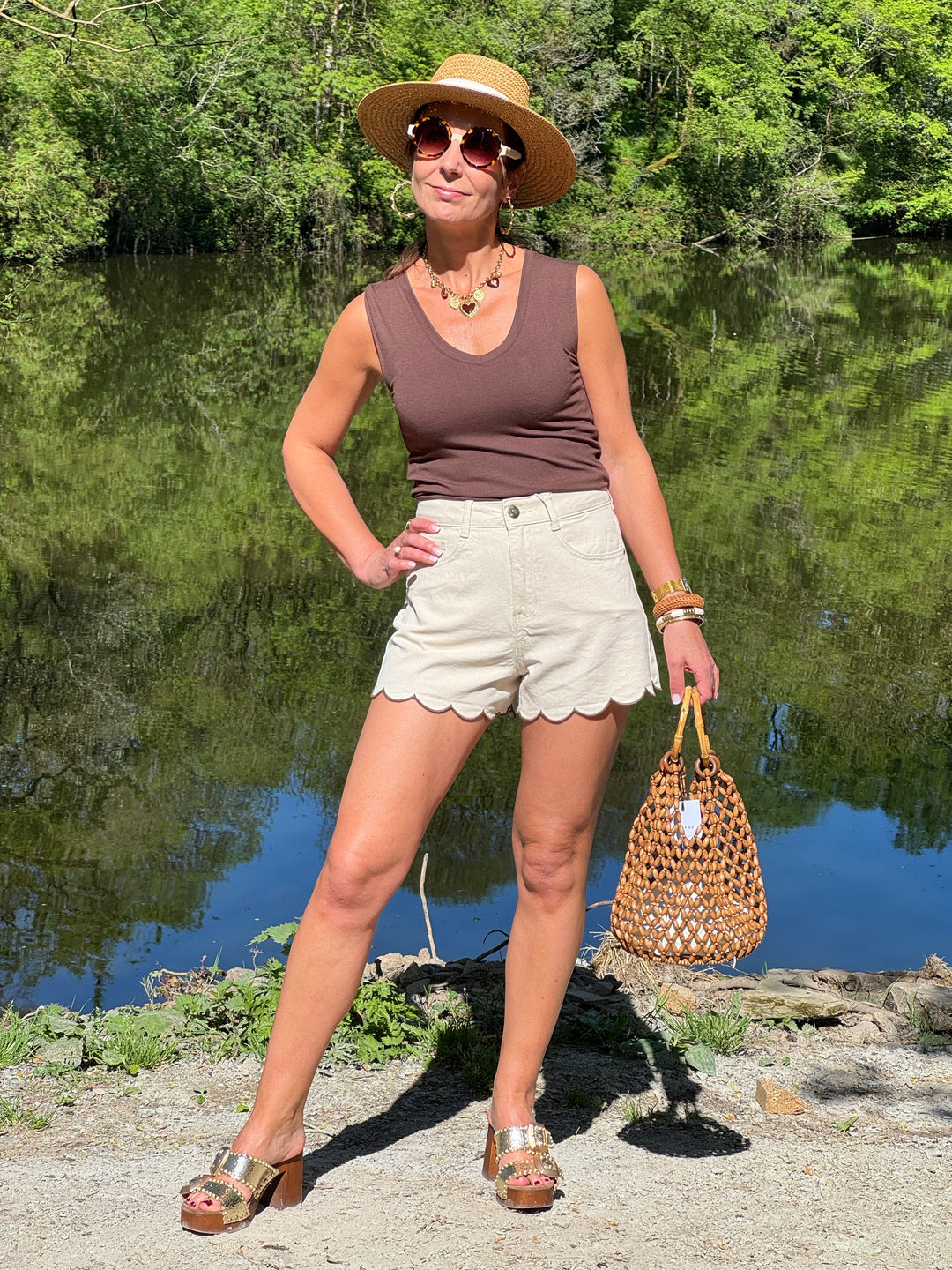 Short fluide couleur naturel avec forme vague sur le bas couleur chocolat pour un look estival confortable et élégant