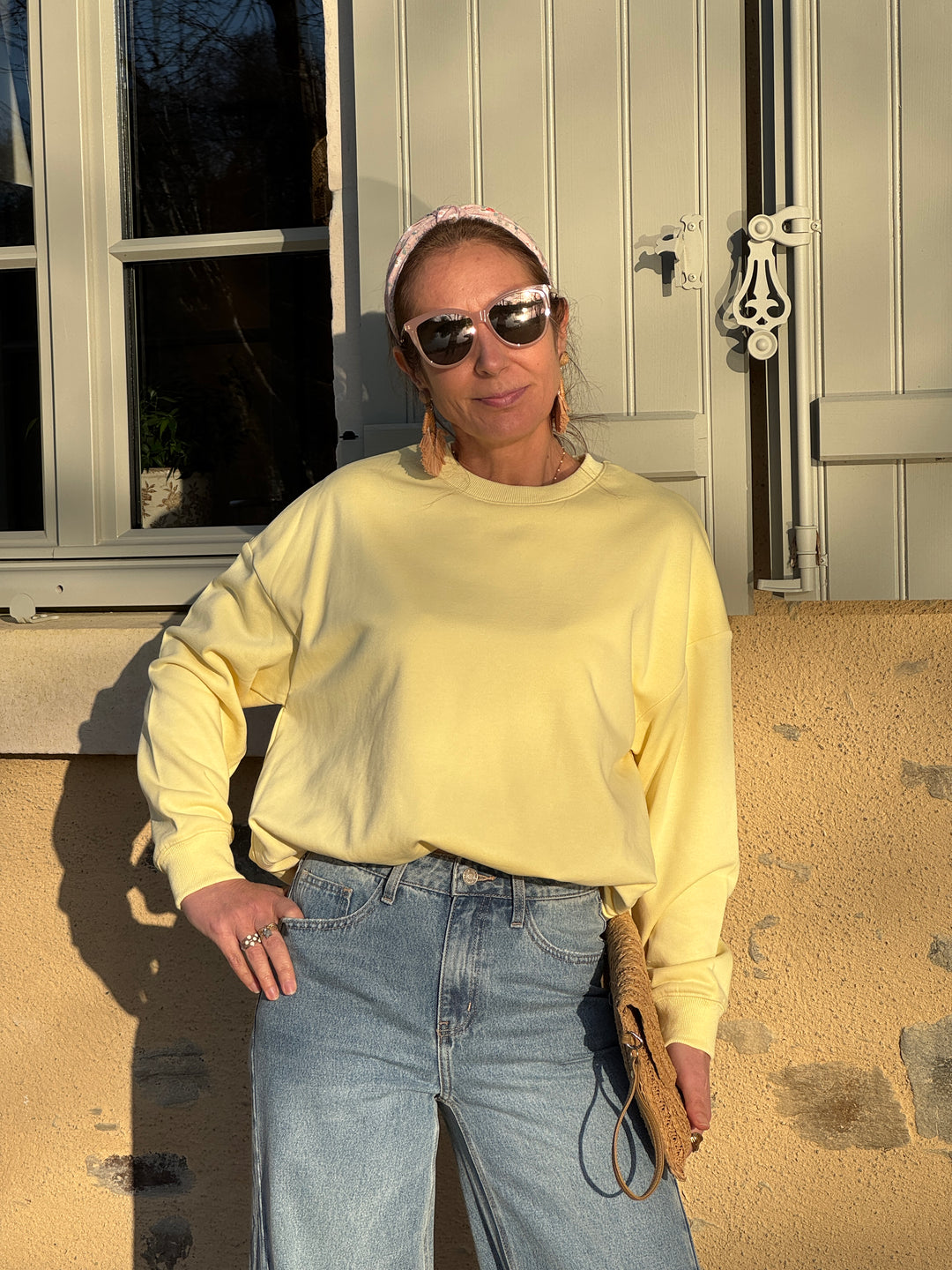 Sweat jaune col rond à manches longues avec bas élastiqué effet froncé, confortable et tendance idéal pour le printemps