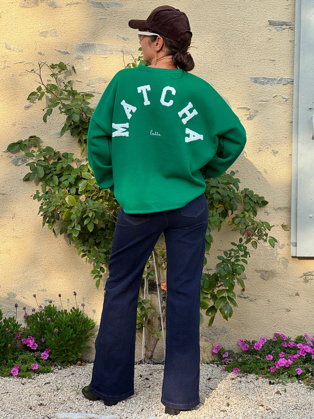 Sweat vert MATCHA KIM pour femme, coupe oversize avec inscription MATCHA blanche en relief dans le dos.