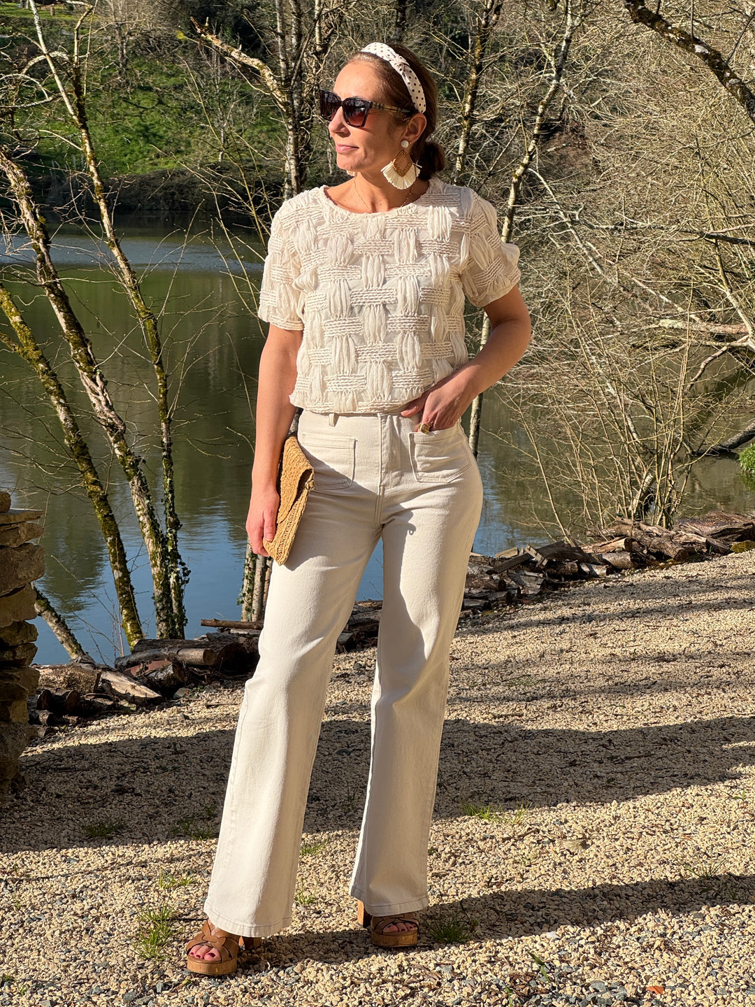 Top beige col rond manches courtes avec broderie en motif quadrillage sur voile beige transparent, matière effet crêpe légère idéale pour le printemps été