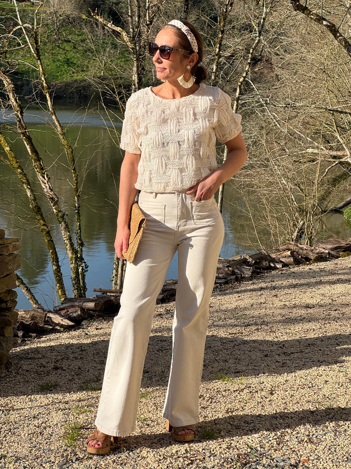 Top beige col rond manches courtes avec broderie en motif quadrillage sur voile beige transparent, matière effet crêpe légère idéale pour le printemps été