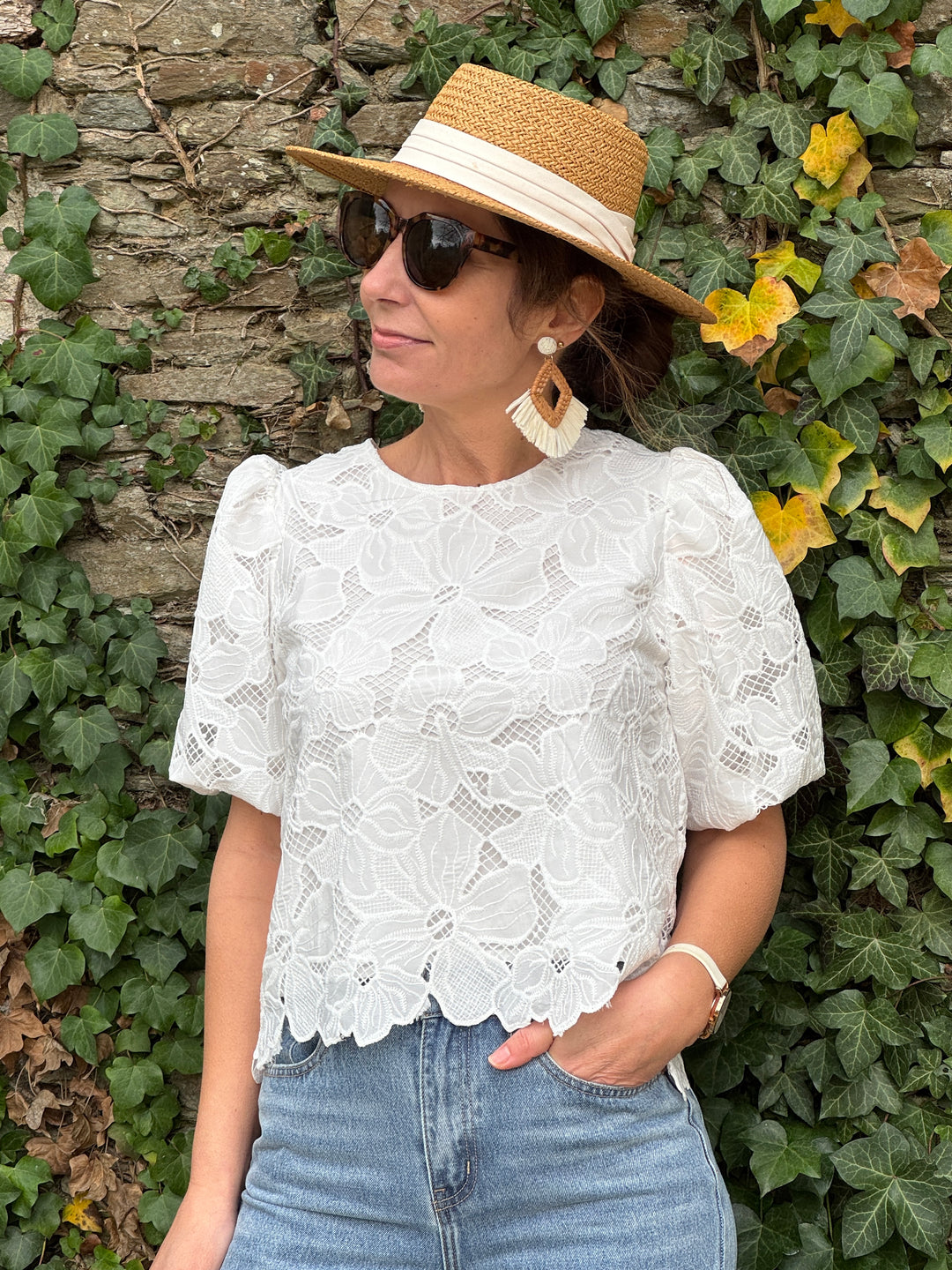 Top blanc en dentelle florale à manches courtes bouffantes avec col rond et dos ouvert à lien