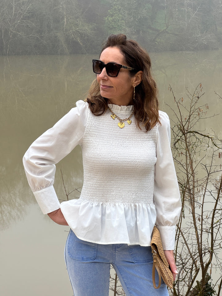 Top blanc femme manches longues cintré avec volant et col froufrou, blouse élégante et féminine idéale pour un look chic mi-saison
