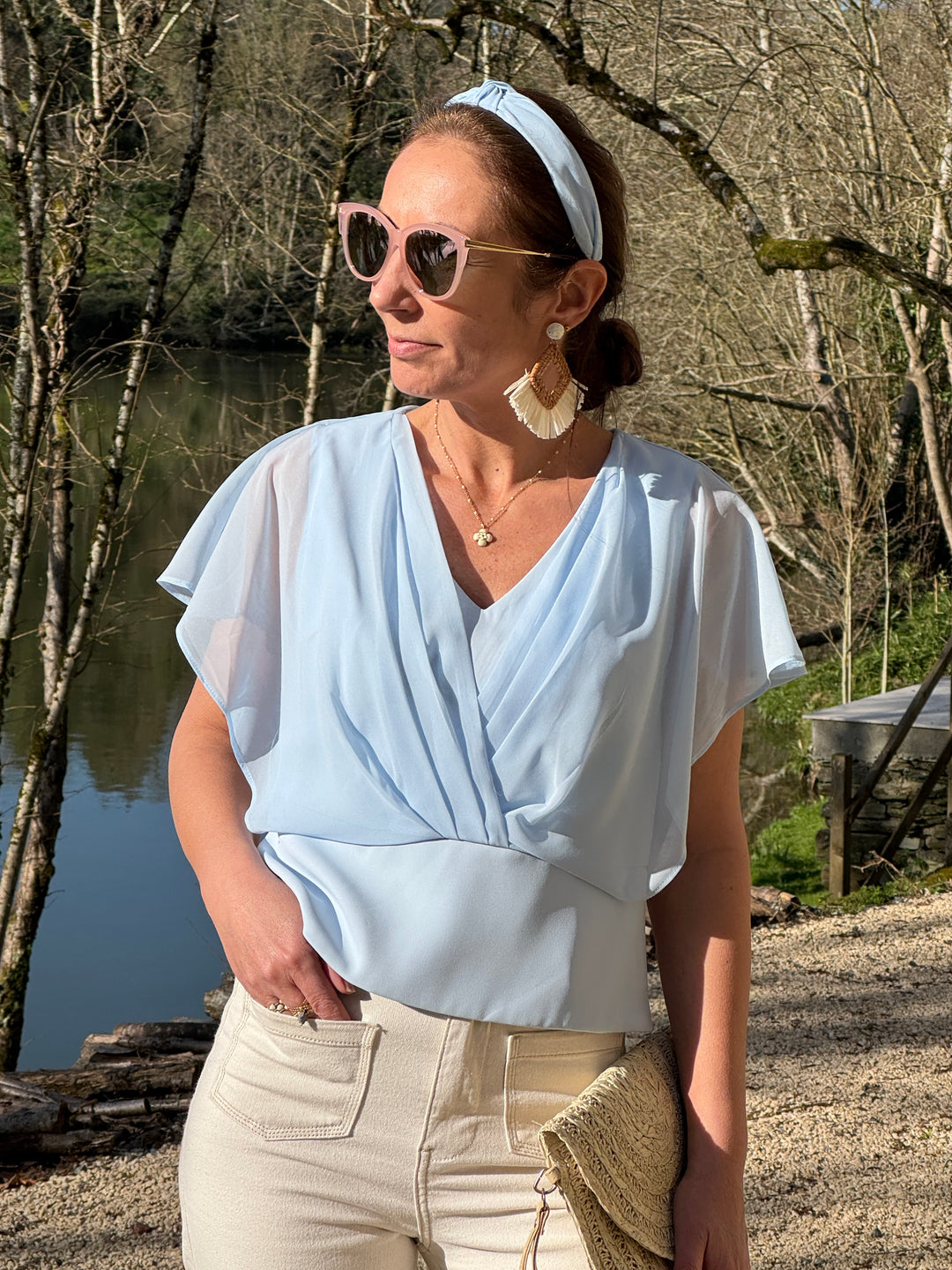 Top bleu court col V avec drapé croisé au décolleté et manches courtes à volants transparents, bi-matière pour un look chic ou quotidien