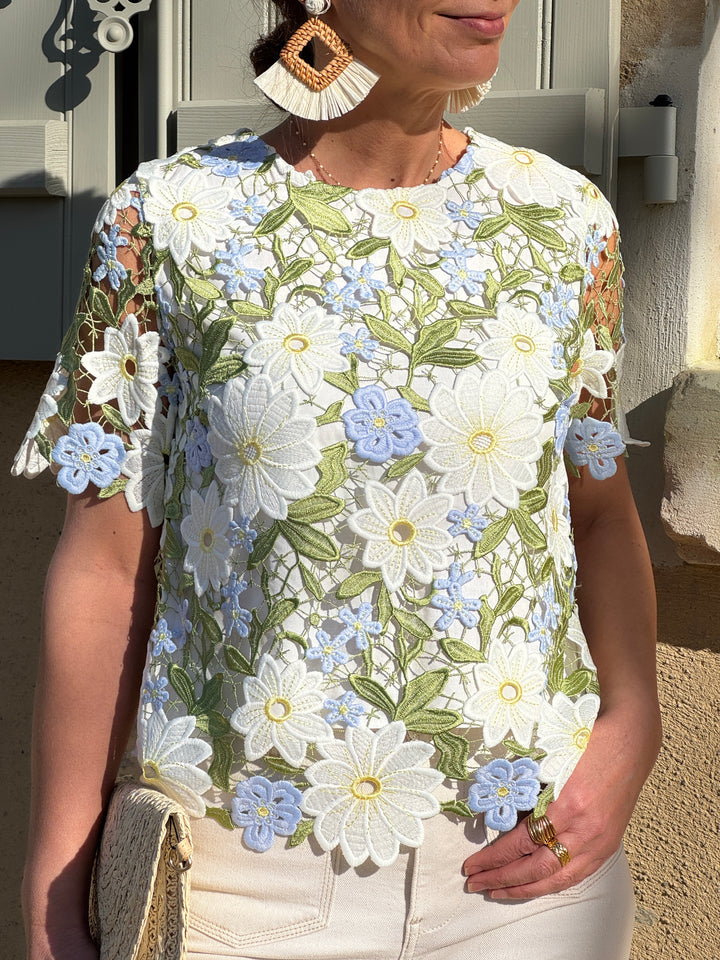 Top à broderie ajourée florale multicolore avec manches courtes et coupe droite fluide, élégant et confortable idéal pour le printemps et l’été
