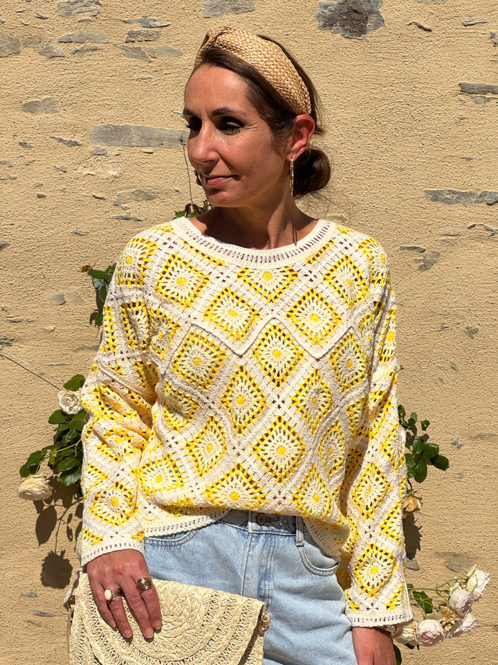 Top en crochet ajouré écru à motifs graphiques jaunes, col rond et manches longues, coupe droite légère et confortable pour la mi-saison et l’été.