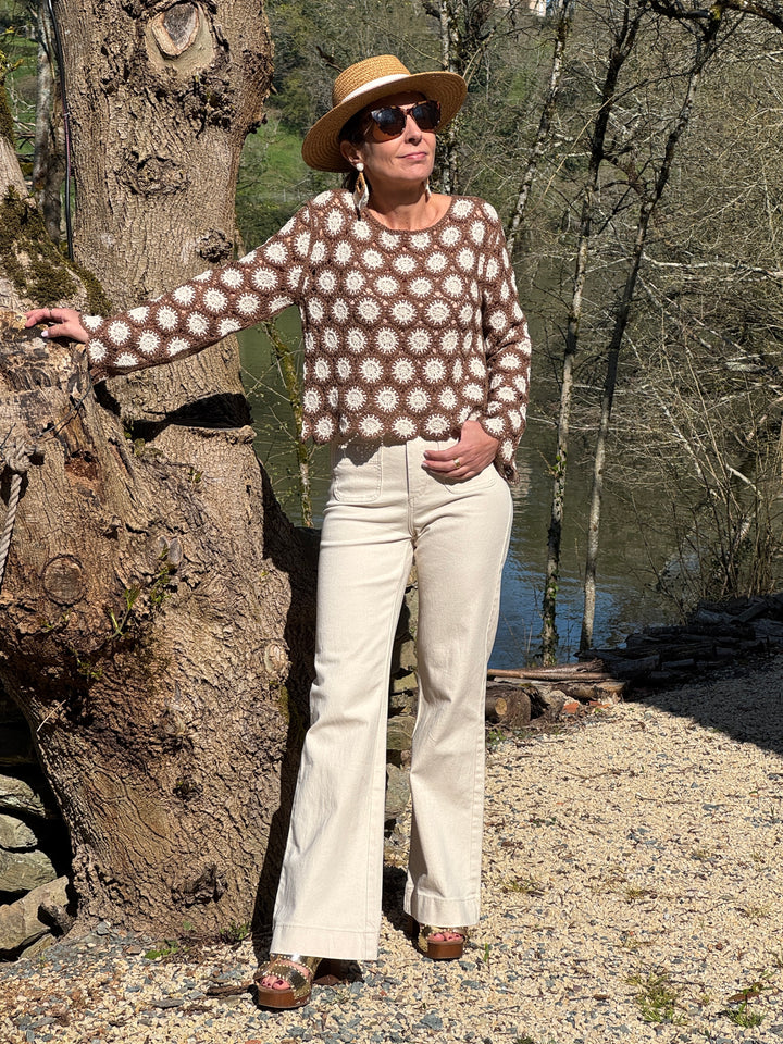 Top en crochet café et beige manches longues col bateau coupe fluide pour un look bohème