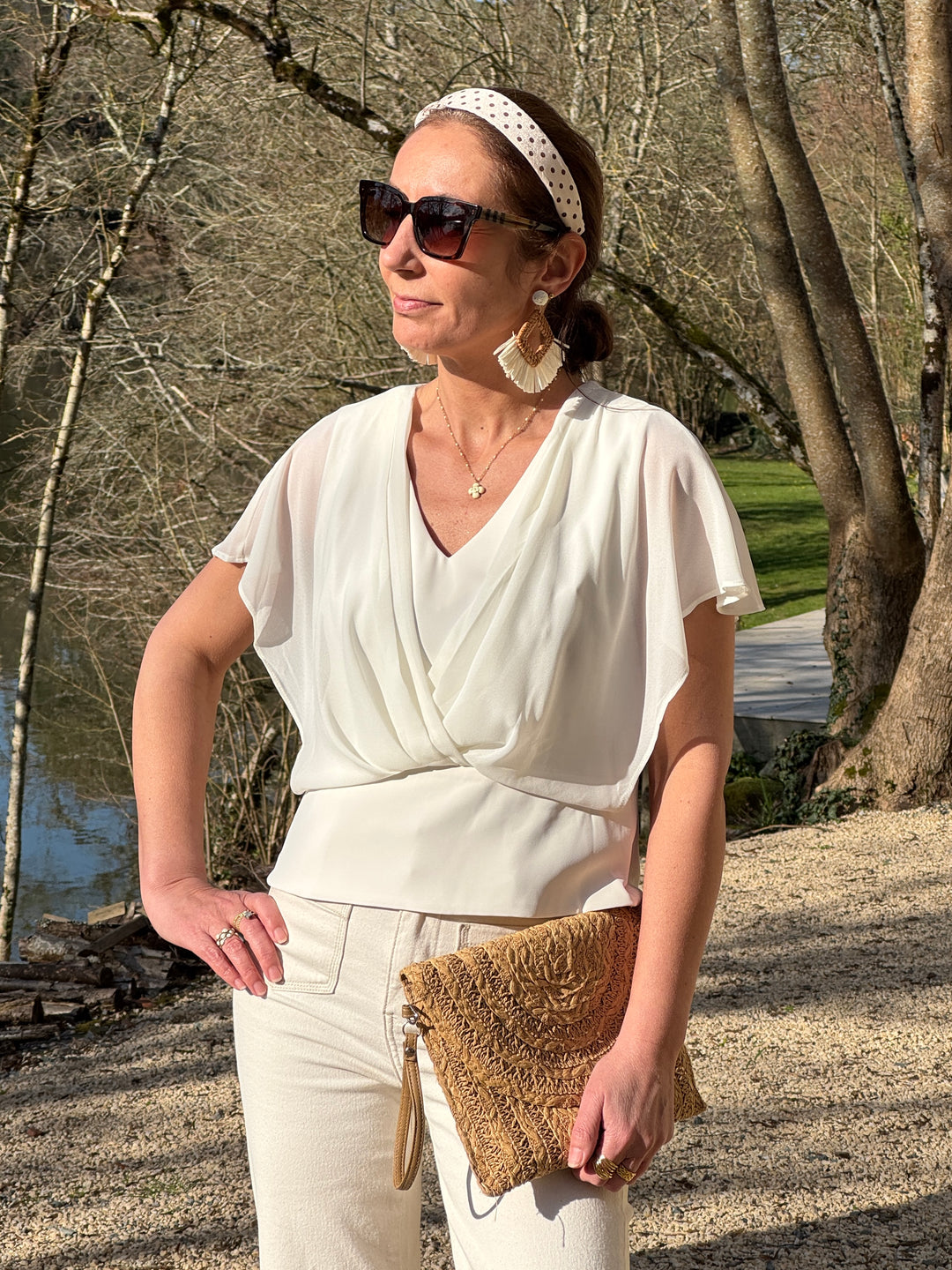 Top écru court col V avec drapé croisé au décolleté et manches courtes à volants transparents, bi-matière effet crêpe élégant pour un look chic ou quotidien