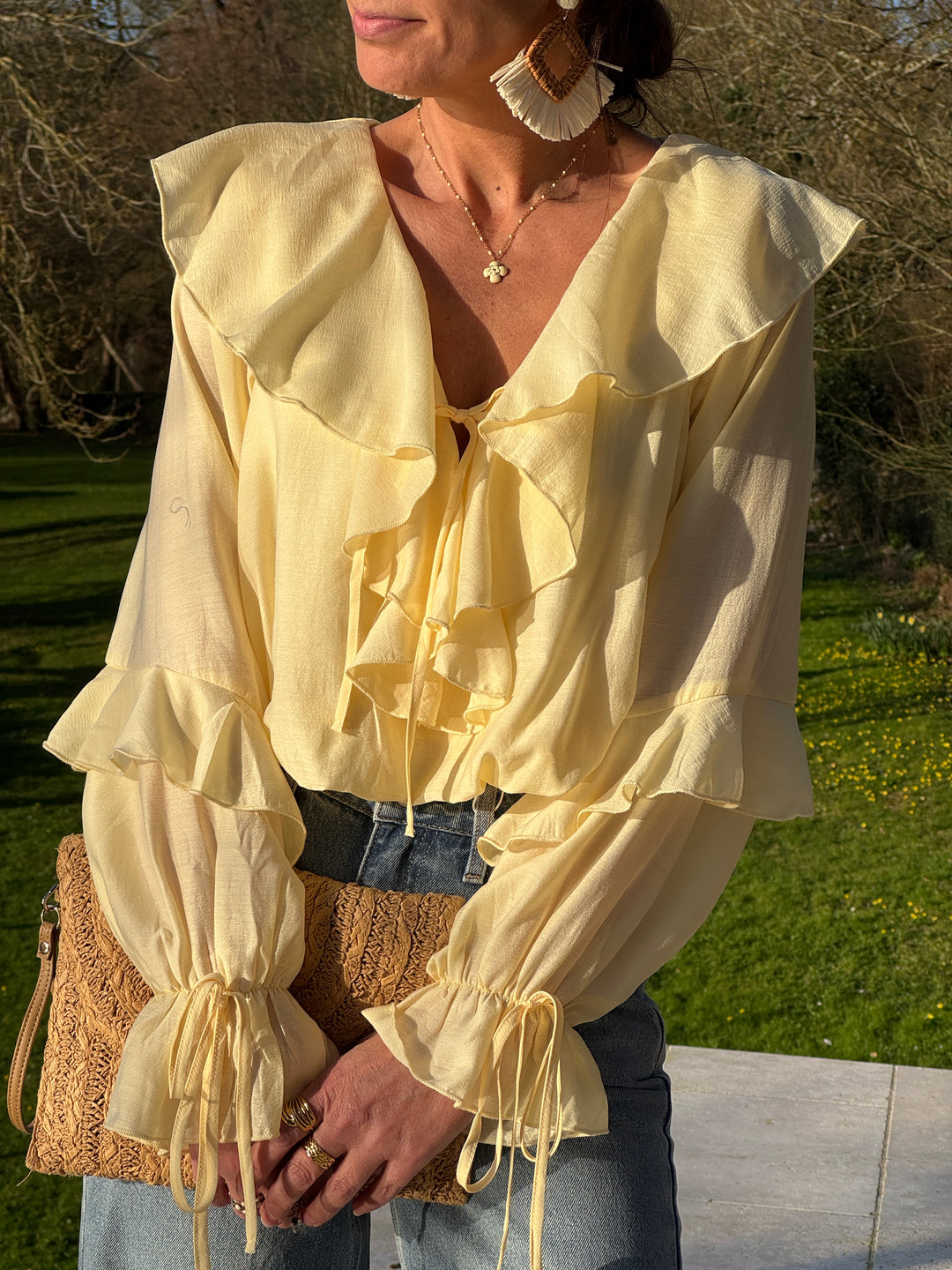 Top jaune court col V avec volants au décolleté et lien à nouer, manches longues avec volants, matière légère idéale pour le printemps et l’été