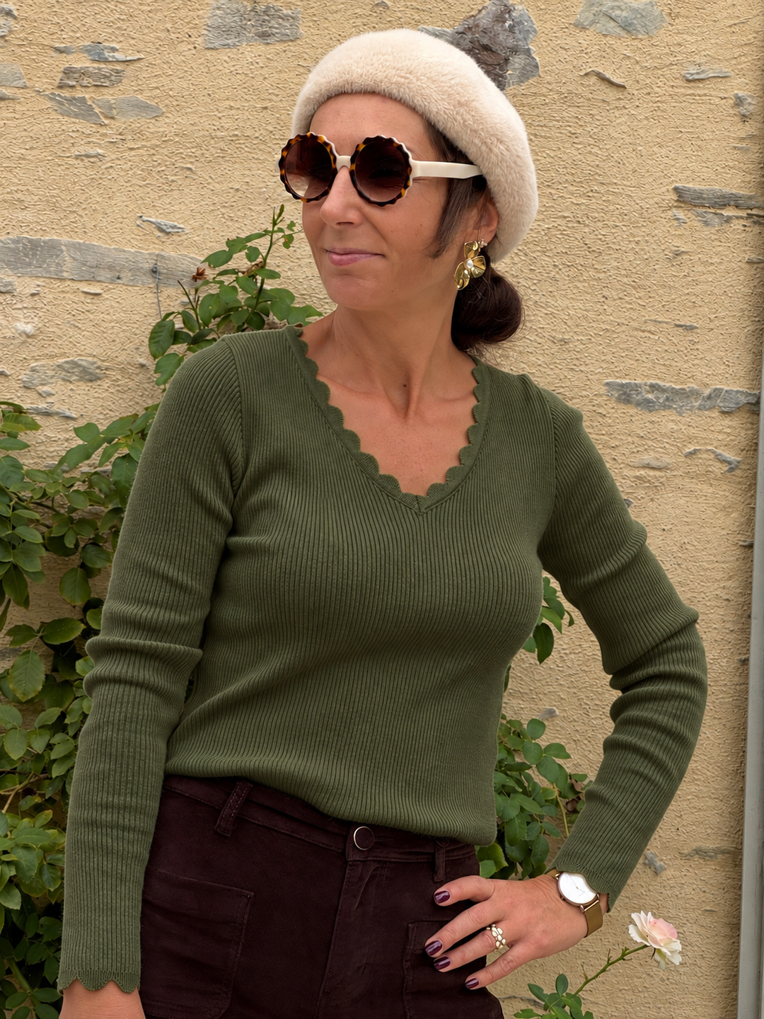 Top kaki VICTOIRE In April 1986 pour femme en maille côtelée avec col V festonné et manches longues.